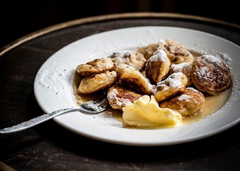 I poffertjes sono piccoli pancake cosparsi di zucchero o sciroppo. ©Sarah Coghill/Lonely Planet